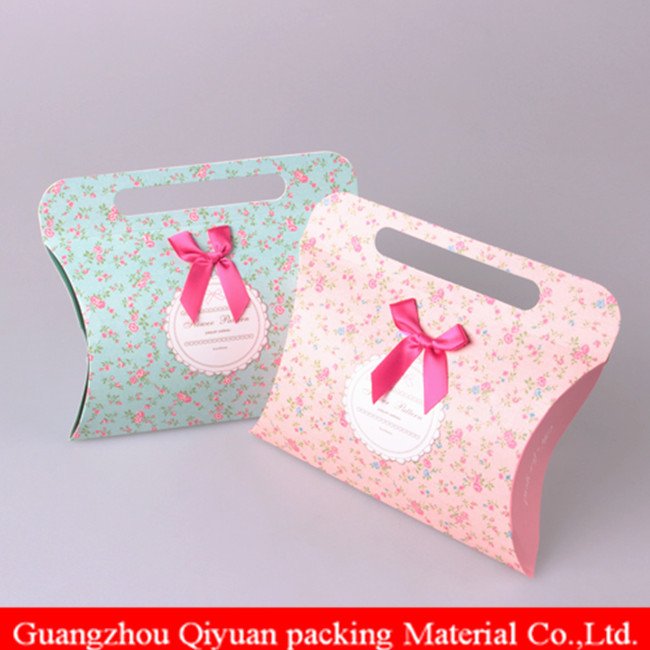 Small OEM Gift Packaging Thin Pillow Shaped Paper Pillow Box With Handle