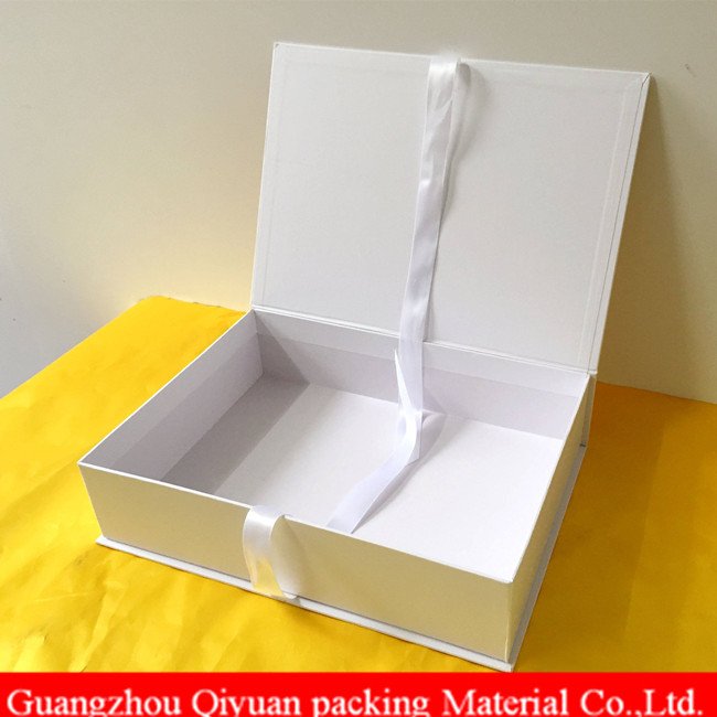 Custom Print Book Shaped Hand Made 8*8 Packaging White Saree Gift Boxes